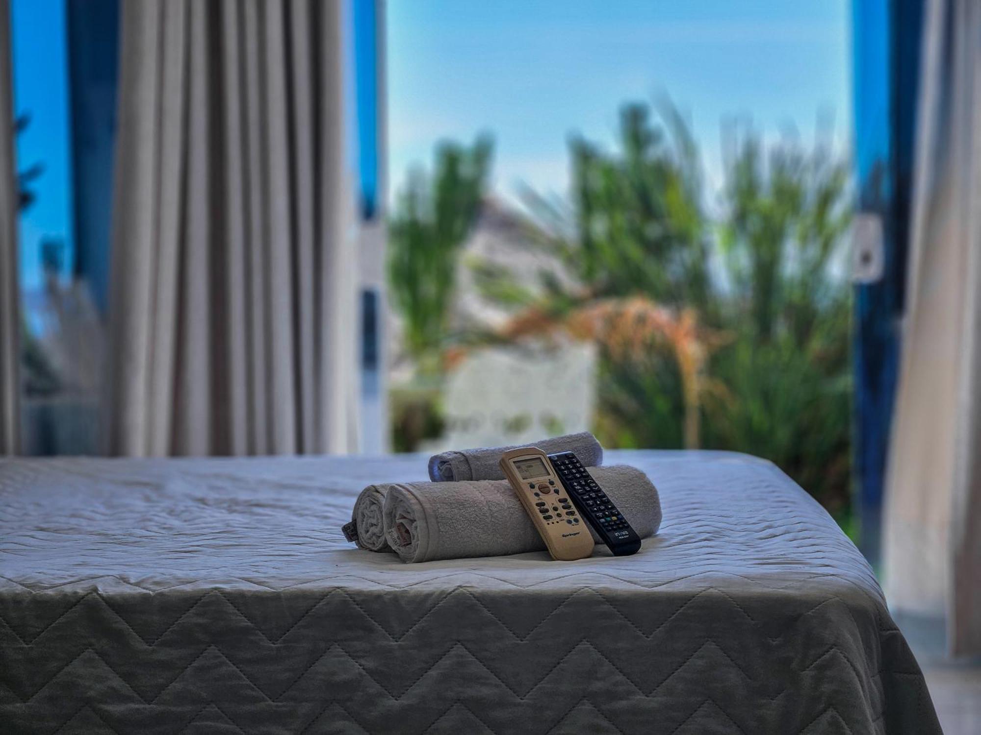 Hotel Bella Vista Ocean View Búzios Zewnętrze zdjęcie A bed with a remote control and a towel