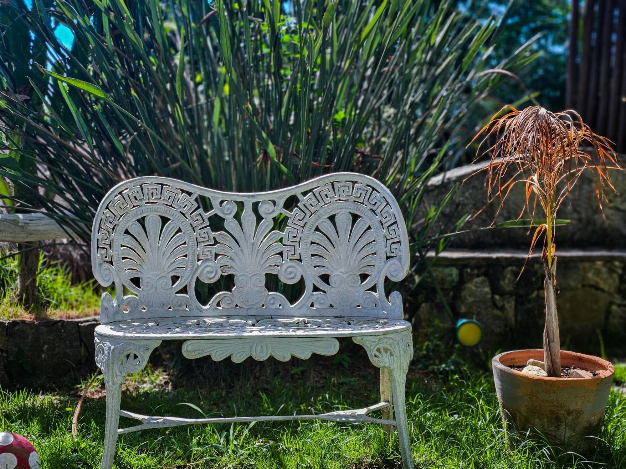 Hotel Bella Vista Ocean View Búzios Zewnętrze zdjęcie A white cast iron bench